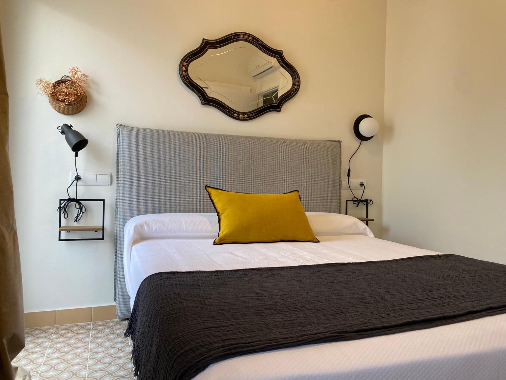 Les Filles Otel Deltebre Dış mekan fotoğraf